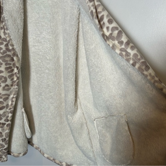HUE Cream and Brown robe Cozy Fleece cover up - Picture 14 of 16
